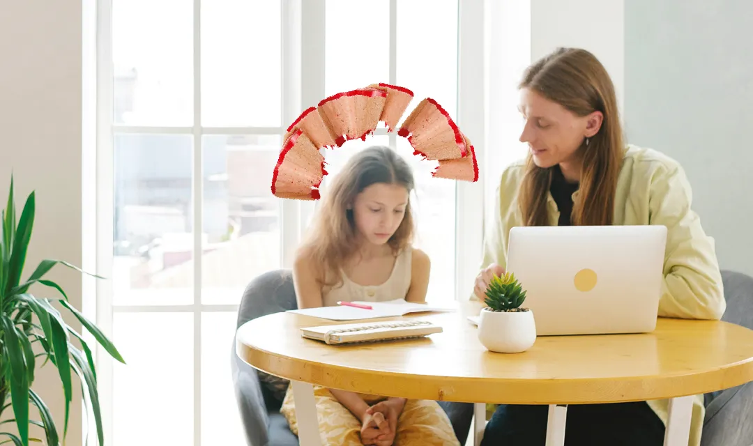 Eine erwachsene Person sitzt mit einem Kind an einem Tisch, beide schauen auf Schulmaterialien und einen Laptop, ergänzt durch eine Bleistiftspäne als visuelles Element.