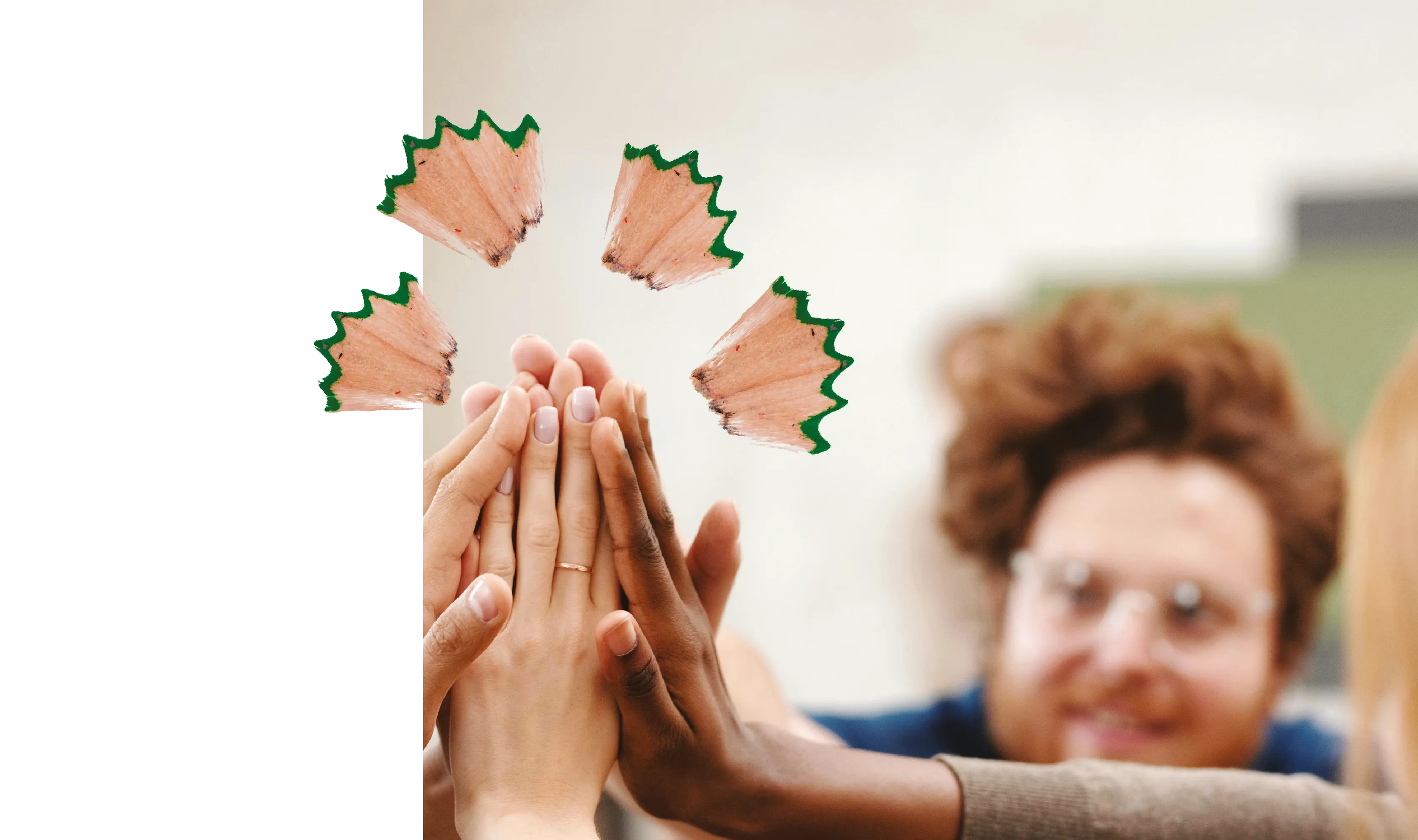 Mehrere Hände von Kindern und Erwachsenen treffen sich zu einem High-Five, im Hintergrund eine unscharfe Person, ergänzt durch Bleistiftspäne als Gestaltungselement.