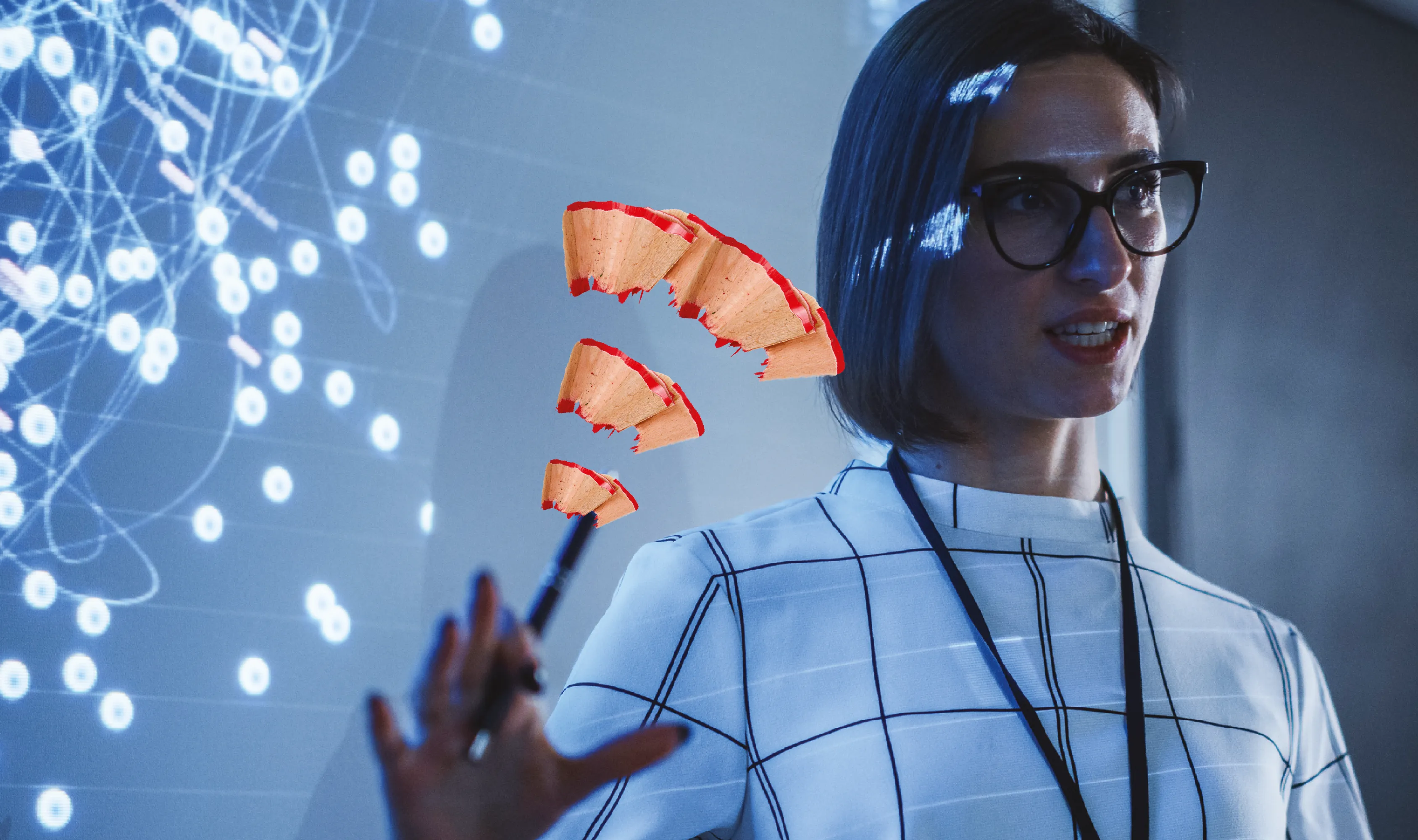 Eine Lehrerin mit Brille erklärt vor einer digitalen Tafel mit Netzwerk-Grafik, während sie mit einem Stift zeigt, ergänzt durch dekorative Bleistiftspäne.