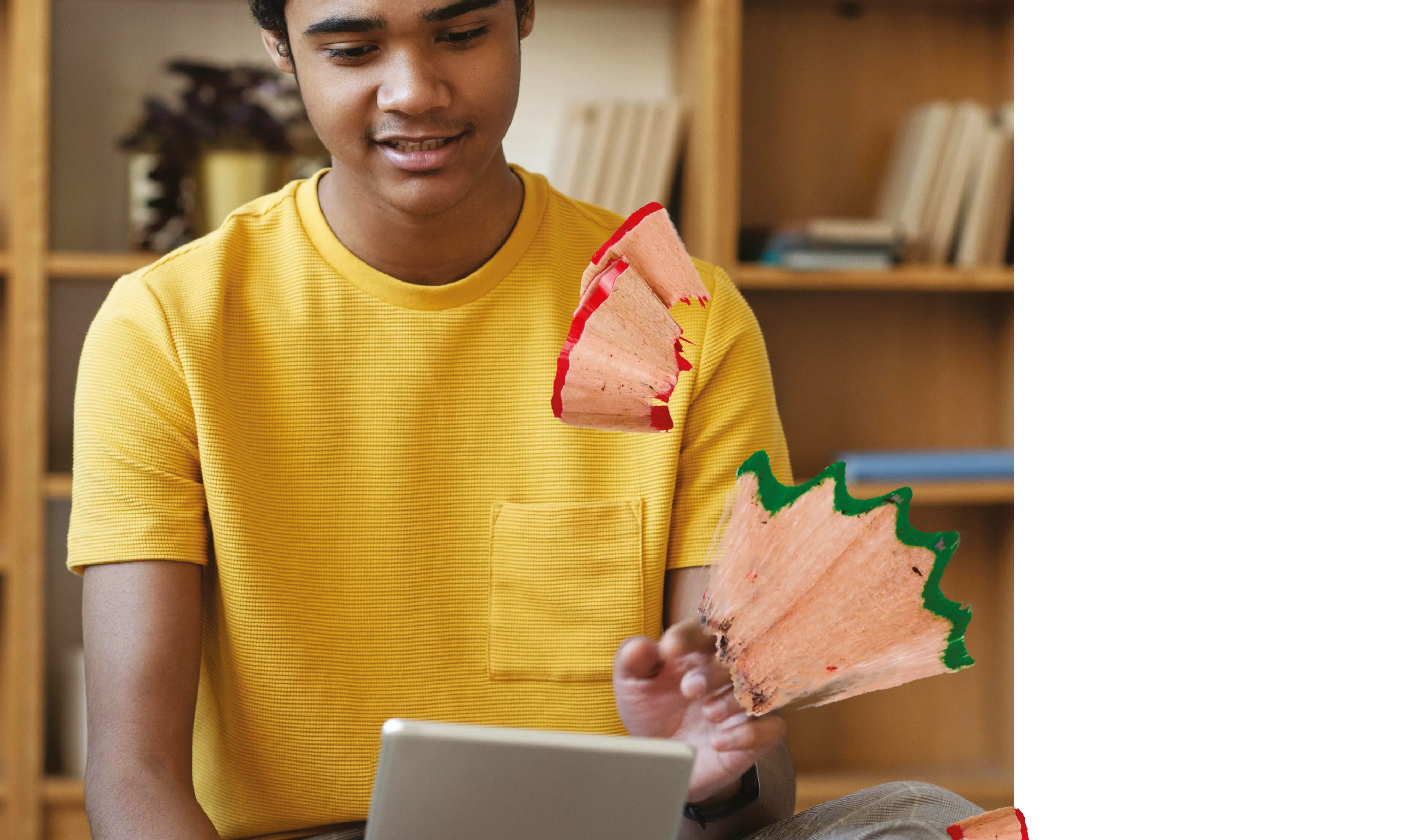 Ein Jugendlicher im gelben T-Shirt sitzt vor einem Tablet und bedient es, mit bunten Bleistiftspänen als grafische Elemente im Bild.